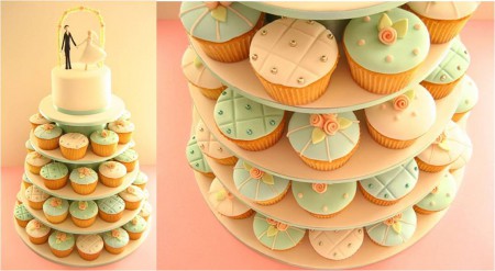 Bolo decorado em torre de cupcake